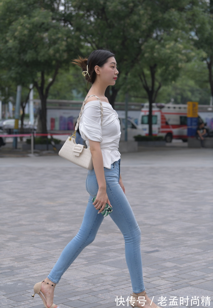 铅笔裤 穿铅笔裤好不好看?搭配“露肩衣”试试,造型会告诉你答案