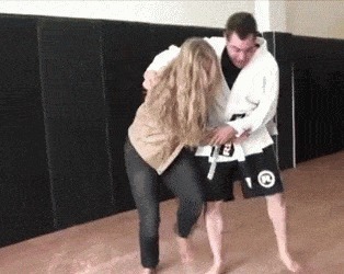 |搞笑GIF:这一跳确实挺意外 原谅我不厚道的笑了