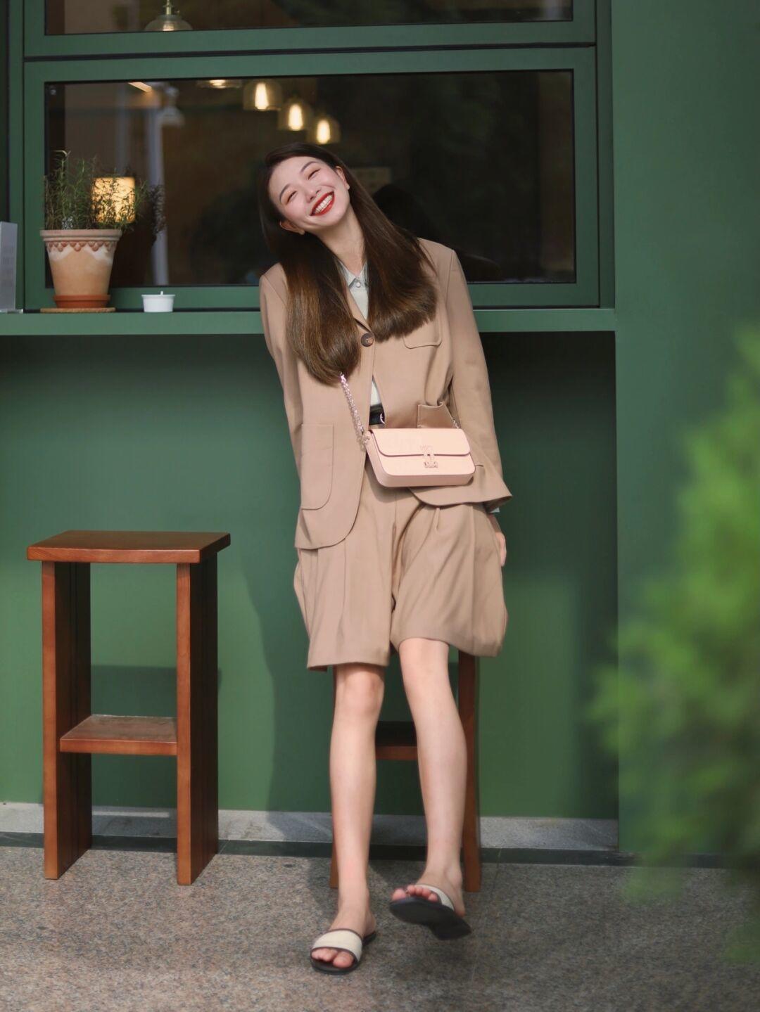 马甲+|小个子早秋穿搭指南!马甲+衬衫搭配休闲裤,穿起来少女感满分