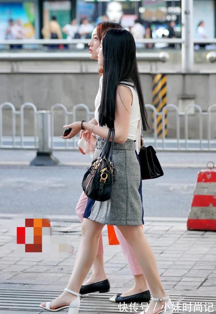 街拍|街拍美女:美丽的闺蜜一起逛街,感觉穿裙子的小姐姐颜值要高一点哦