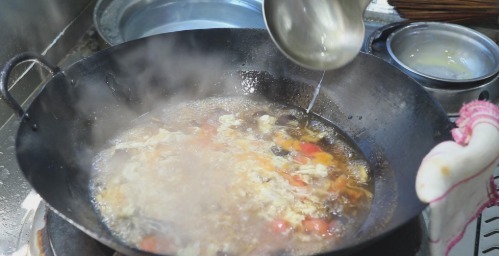 窍门|“新式鸡蛋汤”好喝有窍门，酸辣开胃，汤鲜味美，看着就有食欲