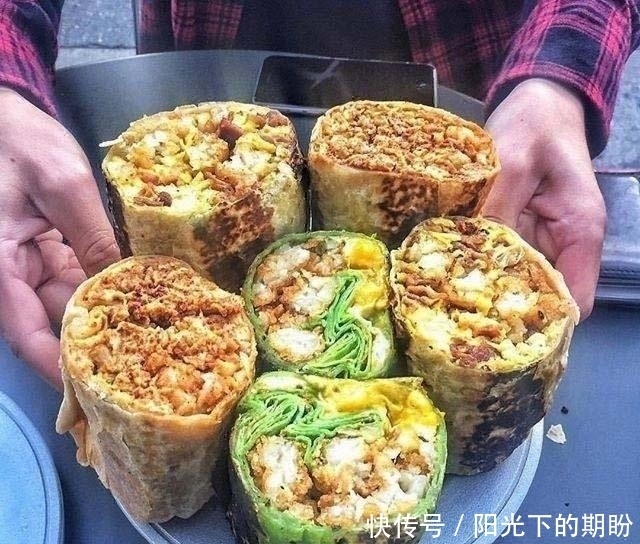 煎饼果子|看到外国人吃煎饼果子,我的口水就止不住了,比我吃的好啊!