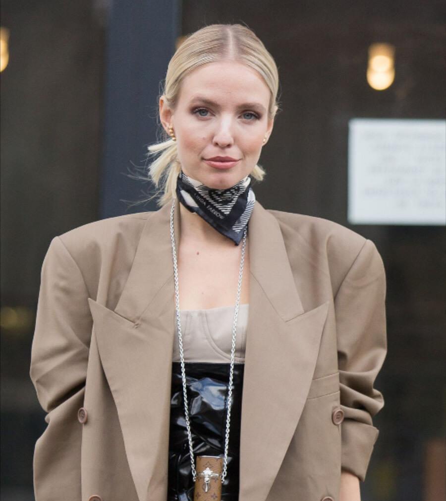 洋气|小方巾怎么系好看?当成手链优雅洋气,绑在辫子上复古又有气质