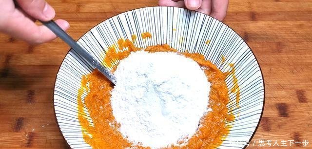 南瓜别做南瓜饼了，加一碗糯米粉，不煎也不炸，出锅连汤都不剩