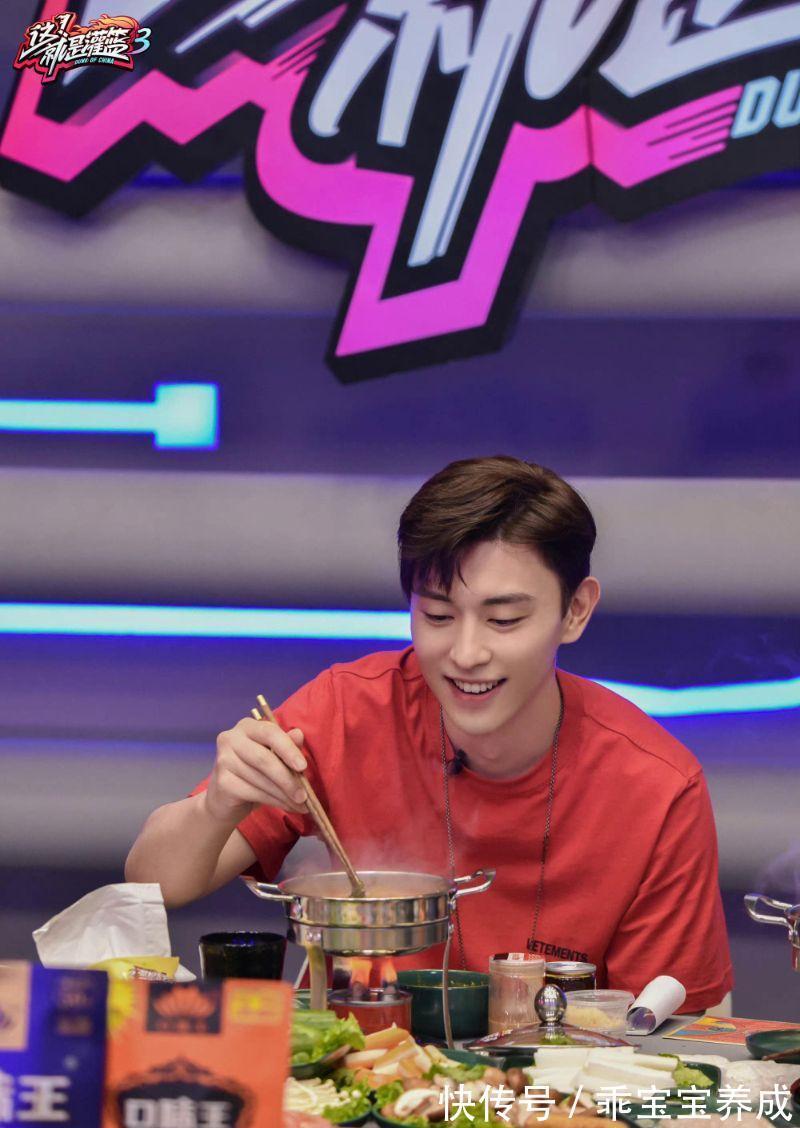 高招！火鍋店老板鄧倫假裝吃火鍋的原因？果然是最會行銷的倫倫子