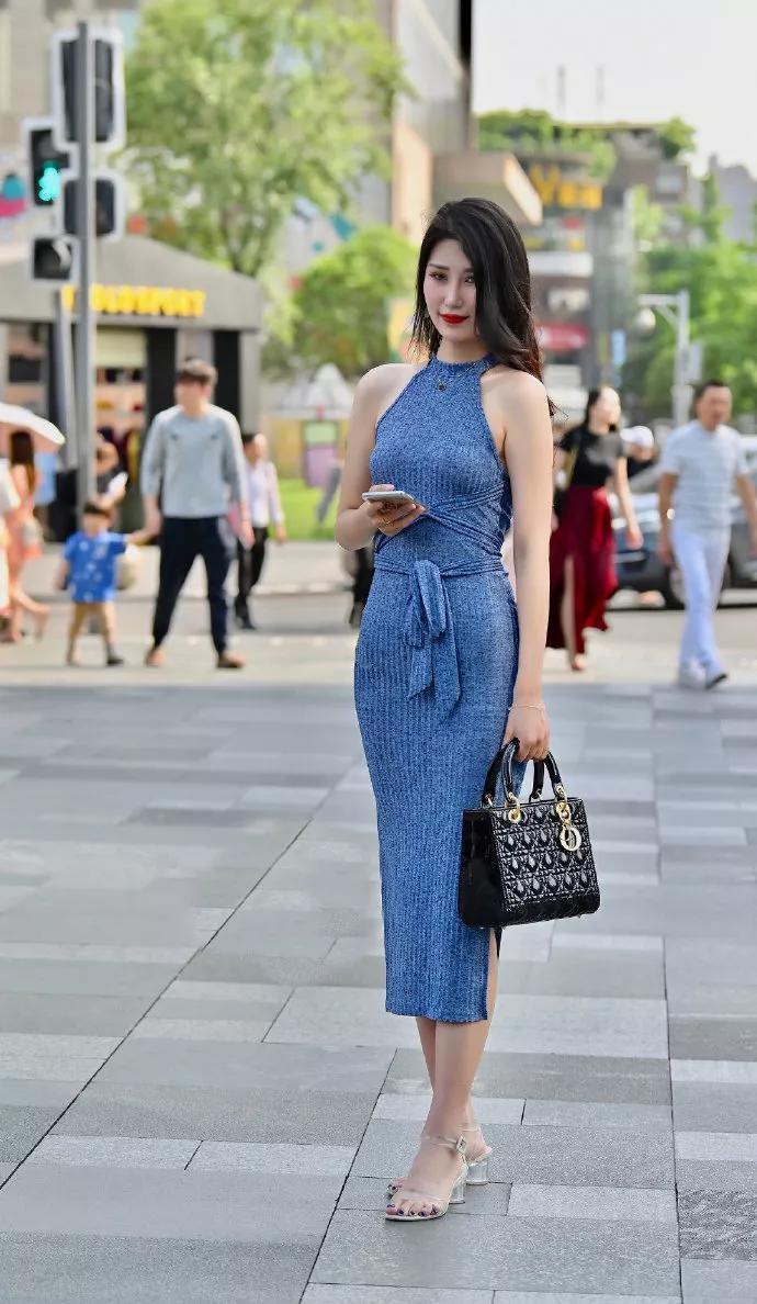 时尚|身穿粉色连衣裙的小美女,时尚甜美,彰显青春活力的风采