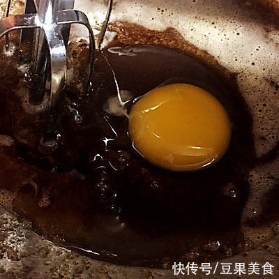 别怪我没提醒你,这道榛果巧克力熔岩软饼一吃就上瘾