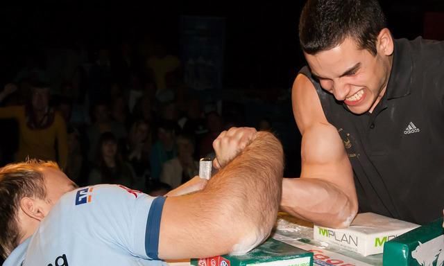 手腕|当心！掰手腕也能导致骨折