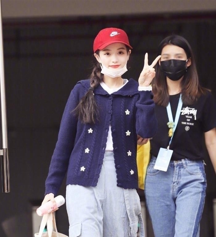 减龄 今年很流行“奶奶衫”，看似显老，穿上却很减龄，百搭不挑人