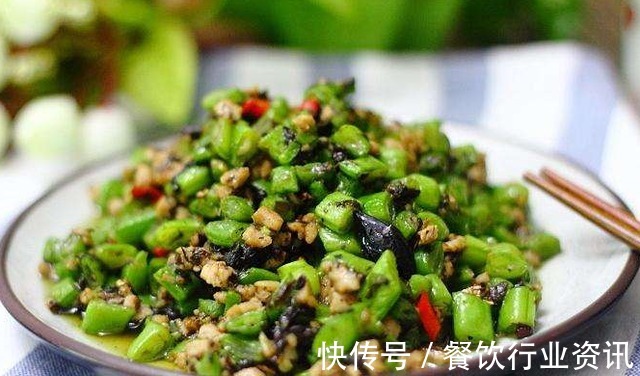 这道微酸脆口的小炒，不管是下饭佐粥还是拌面，味道都棒极了