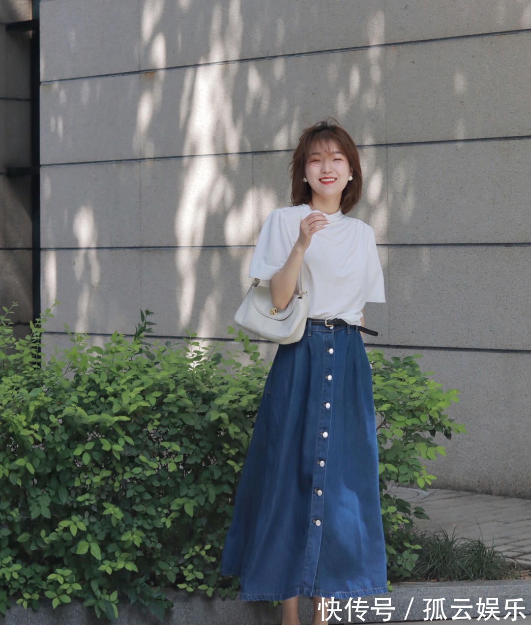 美眉 早秋穿搭值得,针织衫搭配半身裙或牛仔裤,轻松穿出名媛气质