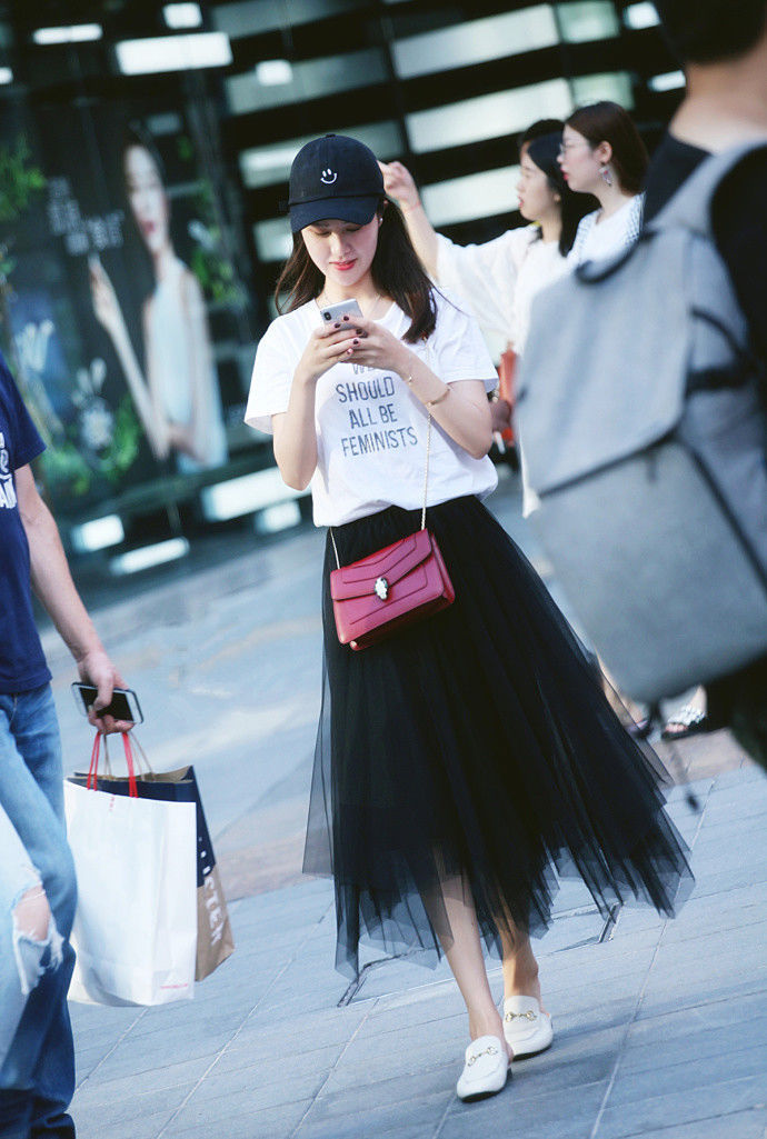 美女|长发美女身穿露肩装配阔腿裤,非常的显气质,真是漂亮极了