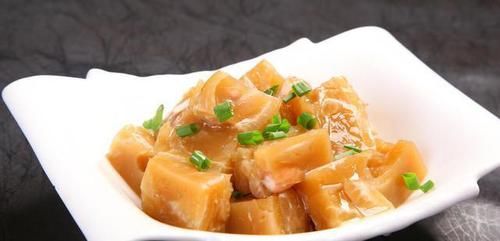 在家自制猪皮冻，牢记5个步骤，做出晶莹剔透，口感筋道爽滑！