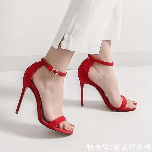 精致的露趾凉鞋，满满的都是高贵优雅的气息，吸晴又亮眼哦