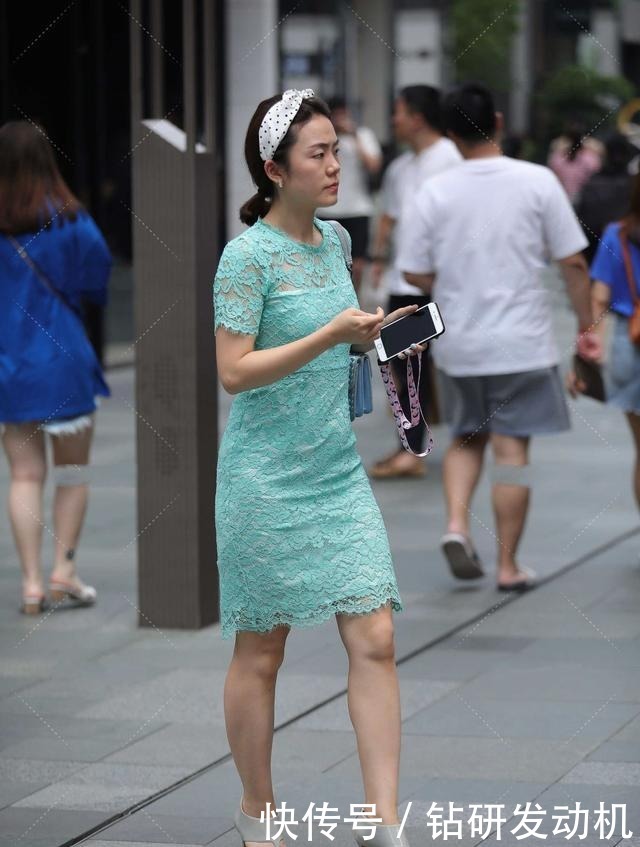 连衣裙|靓丽薄荷绿连衣裙,似湖畔中的小荷,楚楚动人