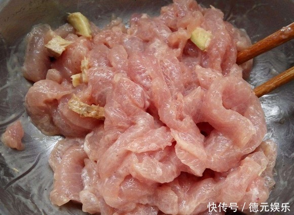 炒蒜苔，切好直接下锅炒就错了！多做1步，蒜苔更翠绿还入味