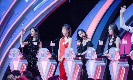 嘉賓|男嘉賓說自己沒錢被滅燈，但得知他真實身份后，女嘉賓重新爆燈