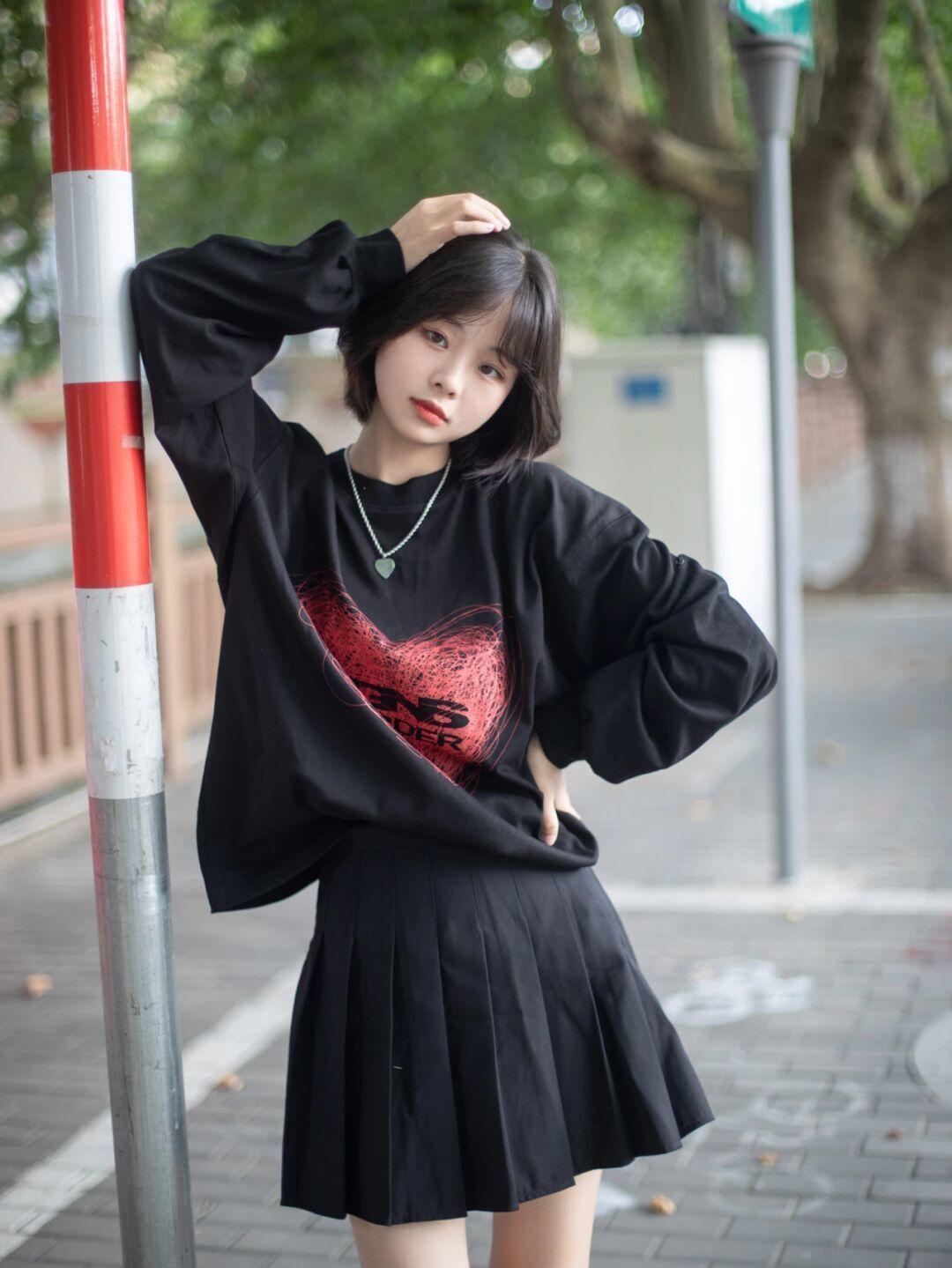 红色字母卫衣+白色休闲裤,韩范十足!|早秋卫衣合集| 韩范