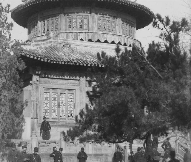 齐聚|1900年八国联军侵略北京城旧照,外国士兵齐聚天坛与被掠夺的佛塔