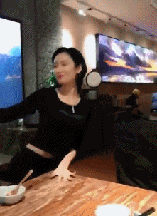 |搞笑GIF趣图姑娘,你能抱起这么多力气实在是不小了。