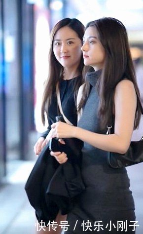 虽然打扮各不相同,搭配时髦的连衣裙,减龄时尚显身材