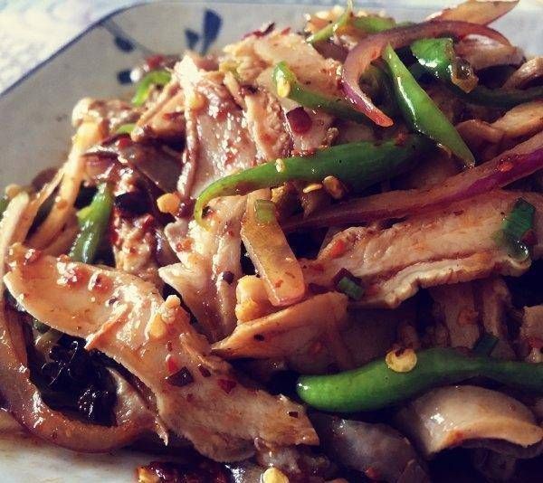 推荐|美食推荐腊肉炒芹菜、蒜泥红油拌肚丝、嗜嗜滑鸡煲