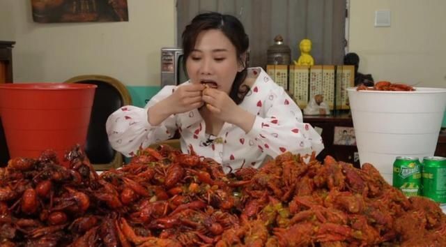 密子君吃90斤“龙虾”，中途被店老板揭穿，网友吃不起别装