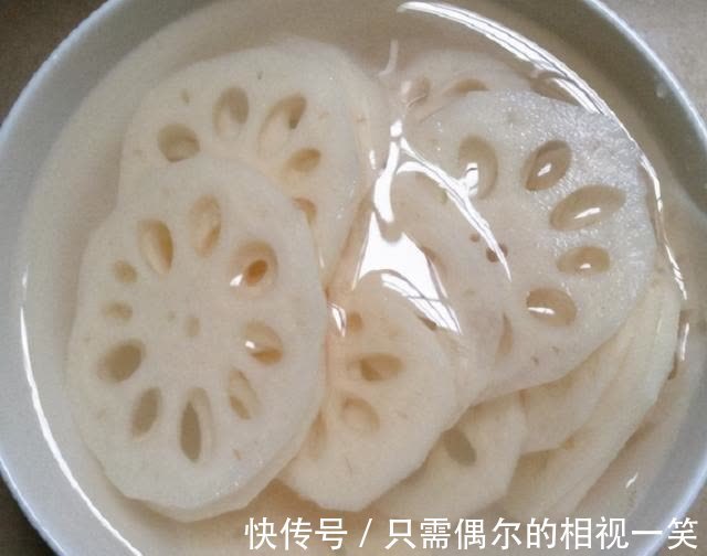 莲藕一焯水就发黑?多做这1步,藕片白净脆爽更入味