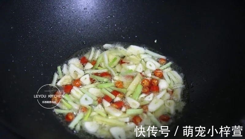 天冷时，一定要吃这一锅，酸爽开胃，没放肉，却比肉还好吃