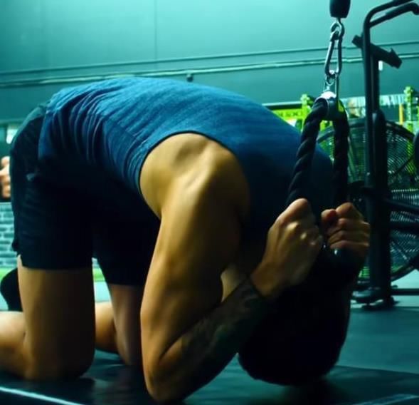 腹部|练出腹肌要花多长时间?为何腹部赘肉非常难减?明显白白报告你