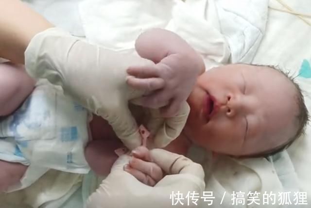 母乳|新生儿出生后,被护士抱走的10分钟经历了啥?这些处置一步不能少