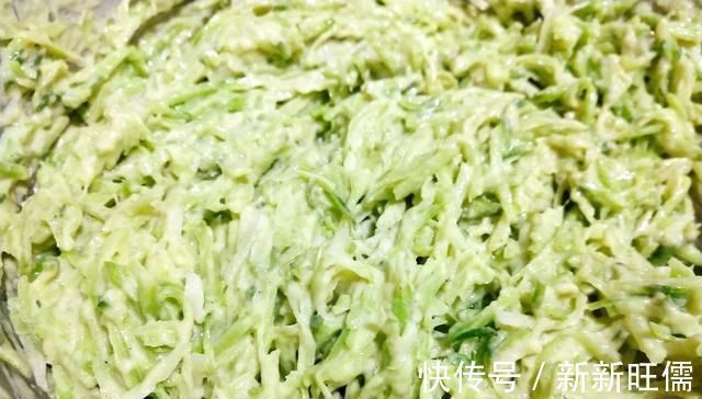 这才是萝卜丸子最正宗的做法,一滴水都不加,香酥脆口还不回软