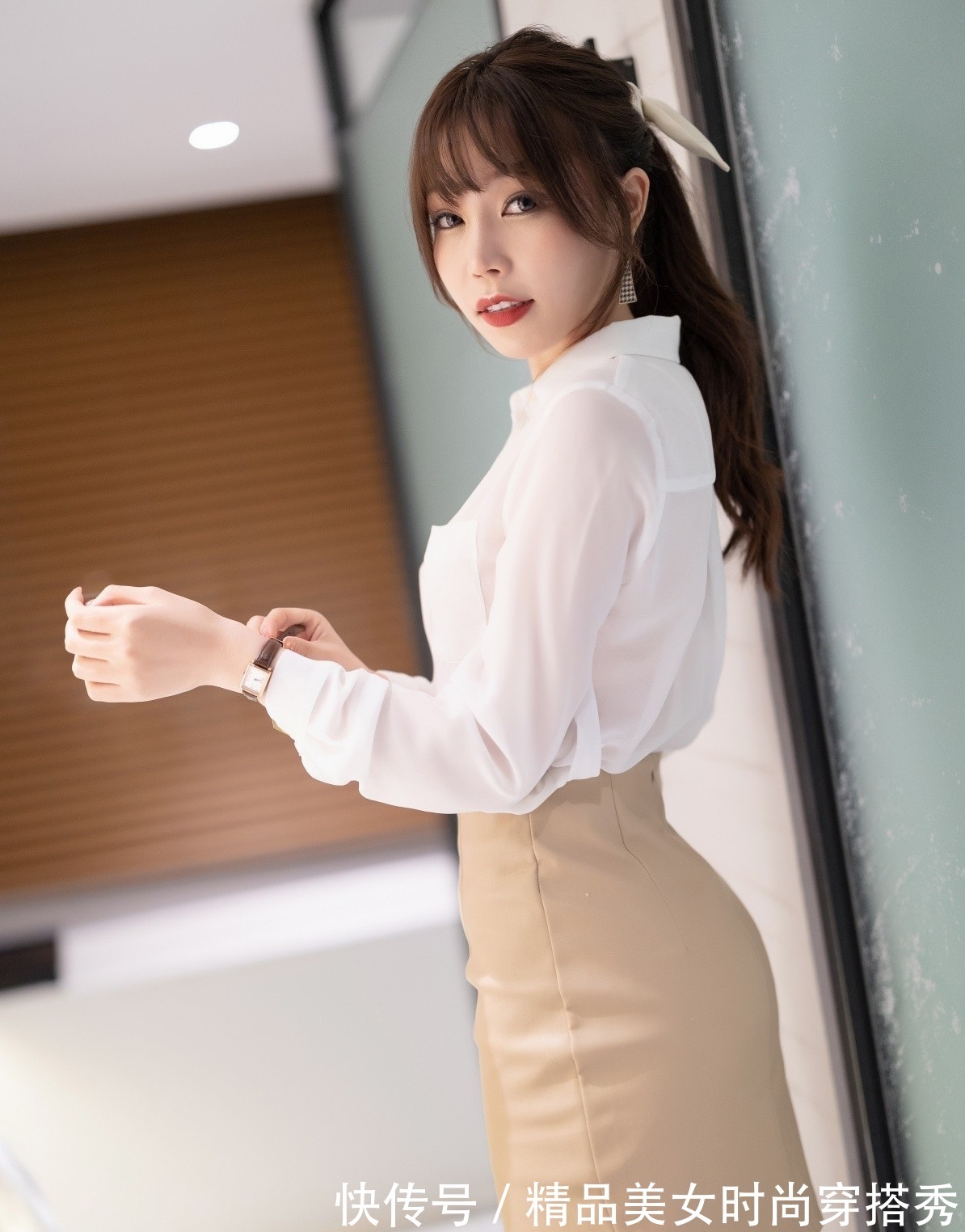 衬衫 职场必不可少的单品衬衫,下搭浅色包臀裙,给人一种知性的优雅美