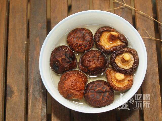 跟着张新民老师学做菜,香菇墨鱼焖鸡肉,香浓入味好下饭