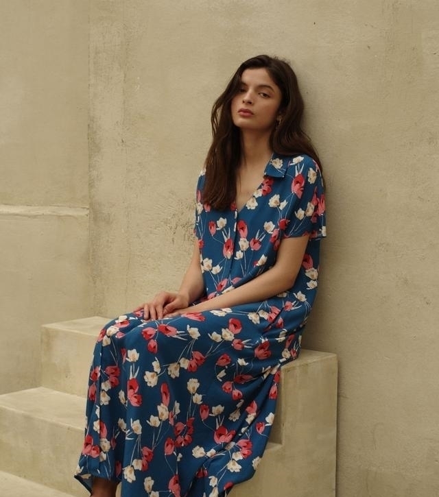 胸骨|太瘦了西班牙王后瘦到胸骨凸起,大V领开到背后大秀“蝴蝶骨”