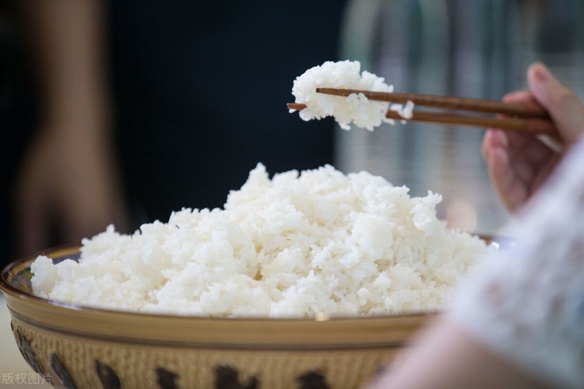  焖米饭时，电饭煲里多加2样，米饭粒粒分明口感好