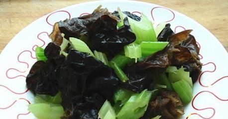 黑木耳配上此物,子宫干净了,气色好了,女人不想满脸皱纹可尝试