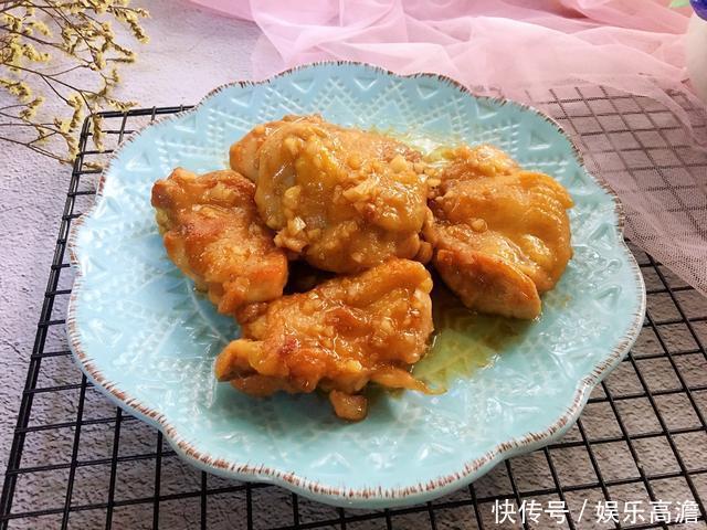 鸡扒很好吃，添加蒜瓣和蜂蜜，口感更加香甜