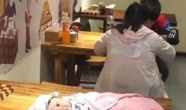 爸妈|最委屈宝宝火了，被路边吃烧烤的爸妈嫌碍事放进包里，网友：心大