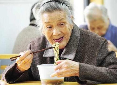 寿命长的人，吃饭一般有3个特点，若你全中，恭喜你更易长寿