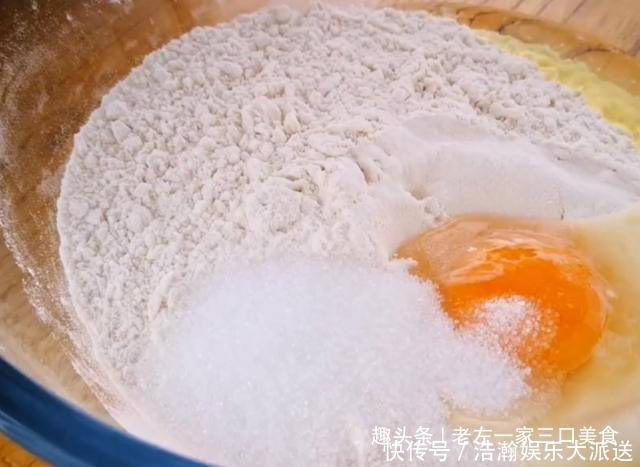 馅饼|面粉里加1个鸡蛋,不用烤箱,不用油炸,简单一做,比馅饼还好吃