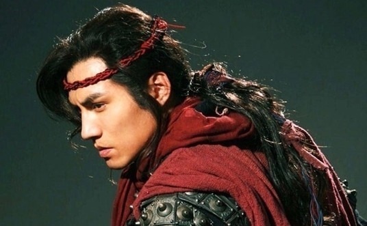 栾廷玉@水浒传中,此人虽是地煞却能战平一位五虎将,其实他沾了林冲的光