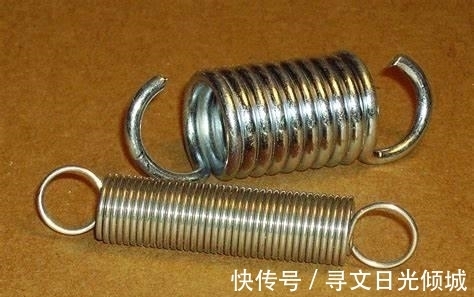 杰米|英国男童玩蹦床,弹簧蹦出插进背部6厘米,父母吓坏:还好不是头