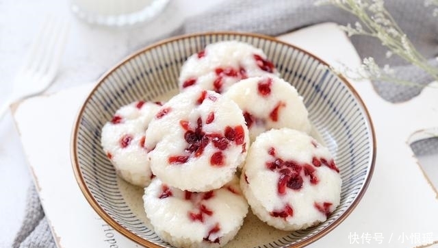 无需揉面的米发糕,搅一搅、蒸一蒸,香甜Q弹有嚼劲,比馒头简单