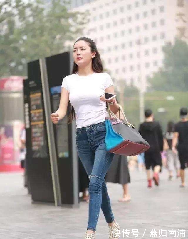 牛仔裤|女神街拍:白色T恤搭配牛仔裤的小少妇,回头率真的好高