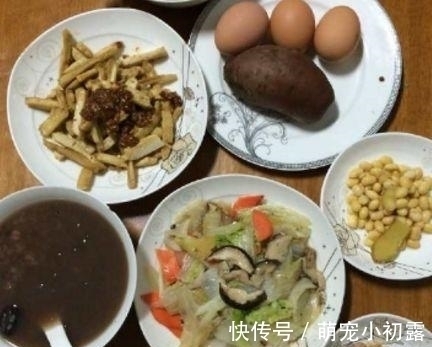 4000块钱请的保姆，每天早餐做这些，你们觉得还要继续用她吗