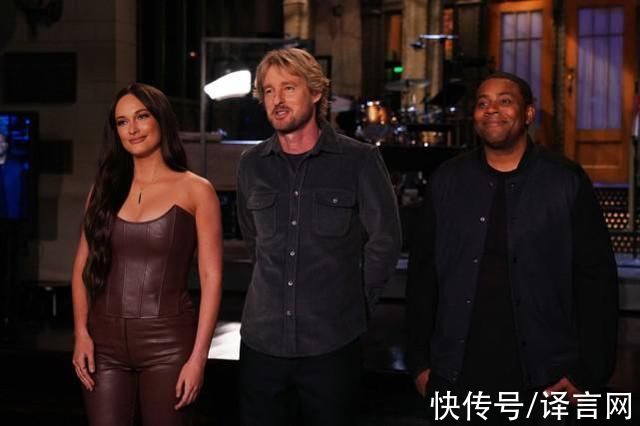 周六夜现场|美国女歌手现身《周六夜现场》，大胆赤身演出，只用吉他蔽体