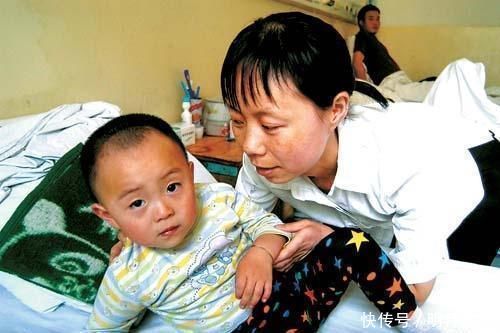 六个月大宝宝总爱摸自己头,宝妈发现后送医院,医生夸赞很及时