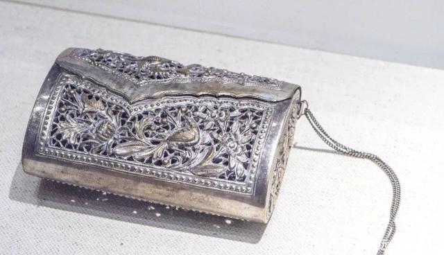 清朝的首饰比现代还时尚,鸽子蛋钻戒翡翠耳环样样有