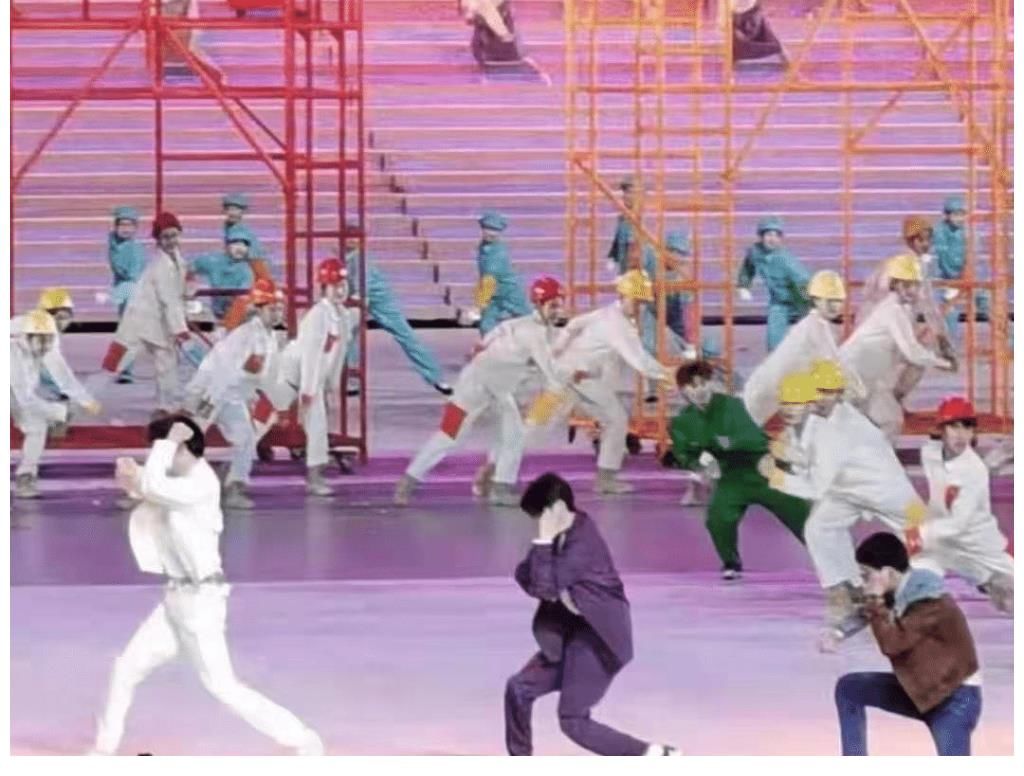 舞臺表演|王俊凱王一博王源舞臺表演照曝光，王一博果然自成一派，太好笑！